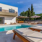 Istriensonne 0005 - Maristra Mit Pool Villa